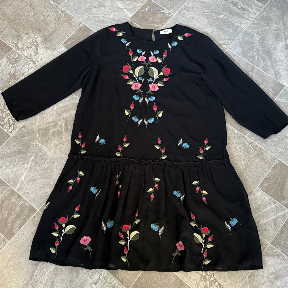 VTG NAO long black with beautiful embroidery floral dress 100% polyester. Lg